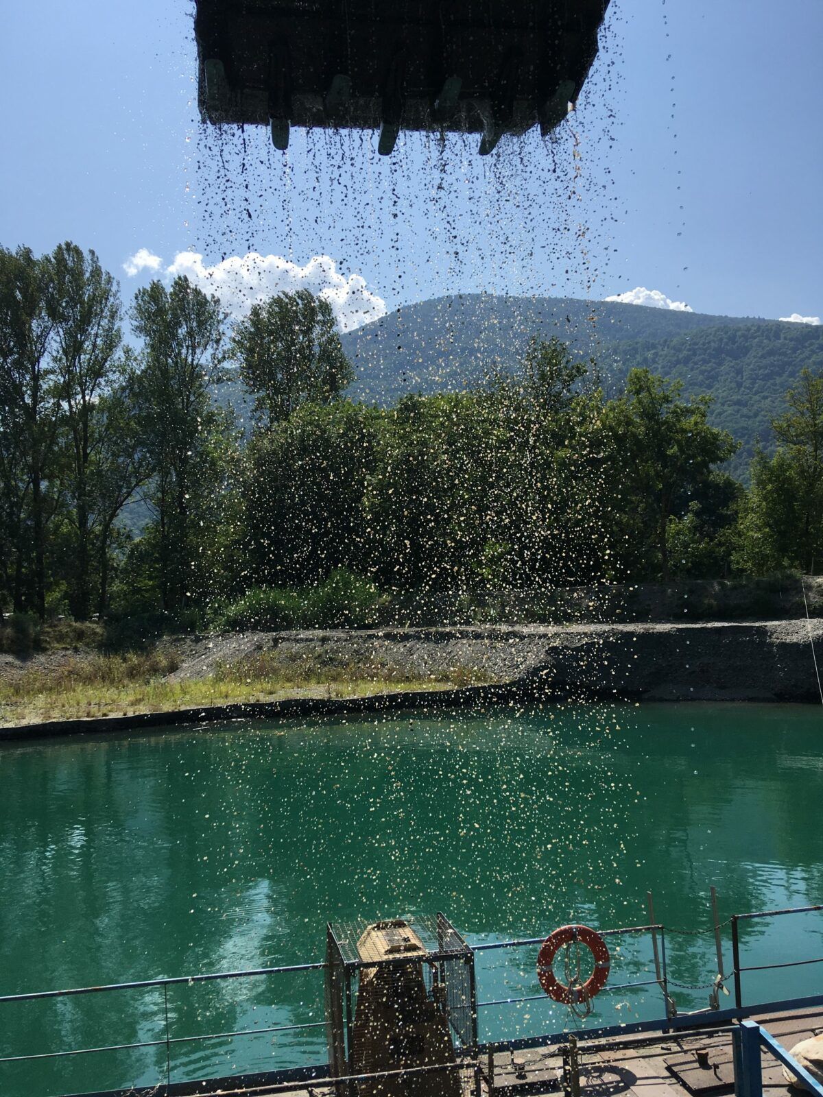 eau qui coule du godet de la drague de Saléchan